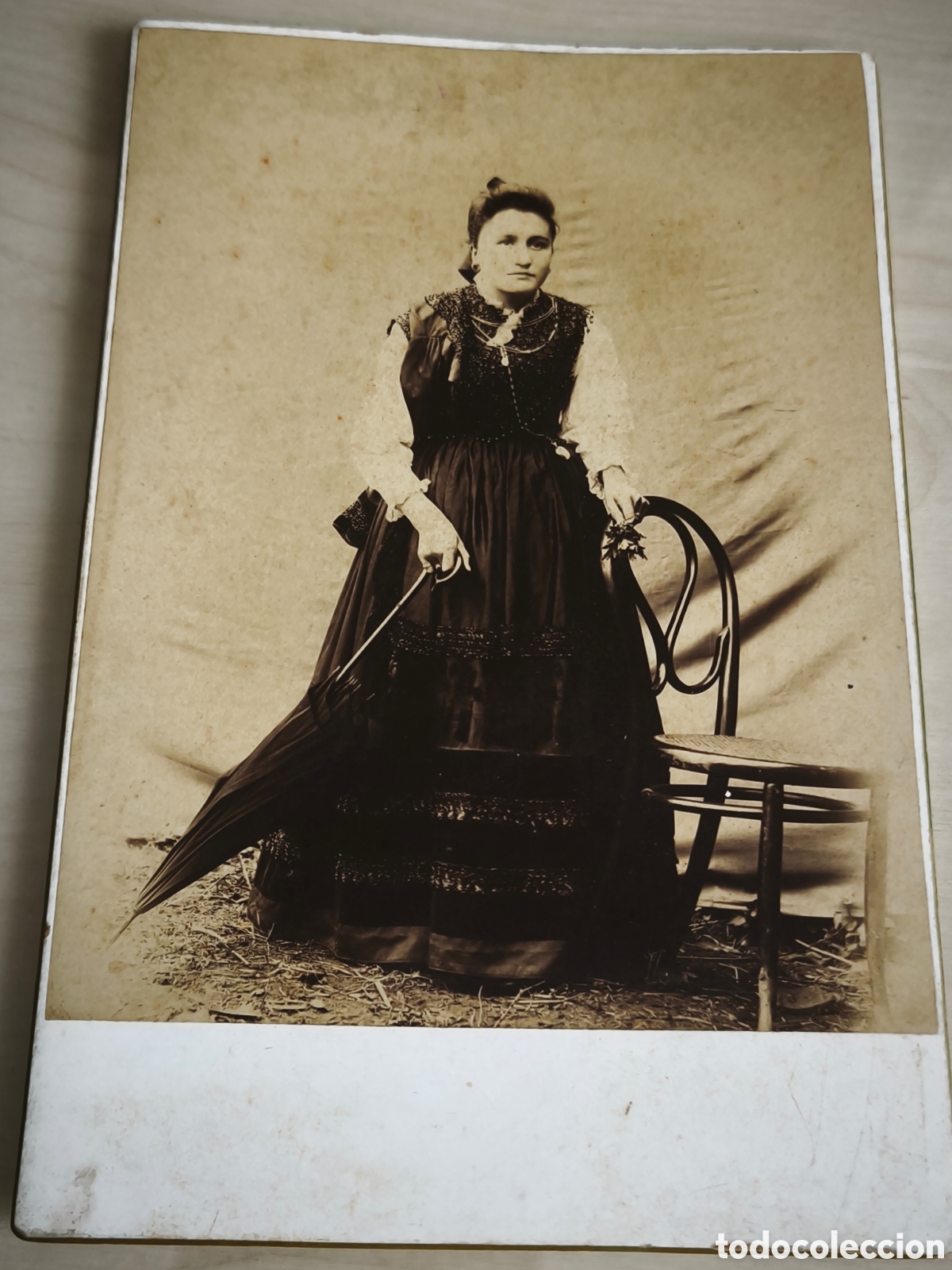 Fotograf&iacute;a antigua: Fotograf&iacute;a de C&aacute;ndido Garc&iacute;a de Llanes. Aldeana con traje regional.Buen lo