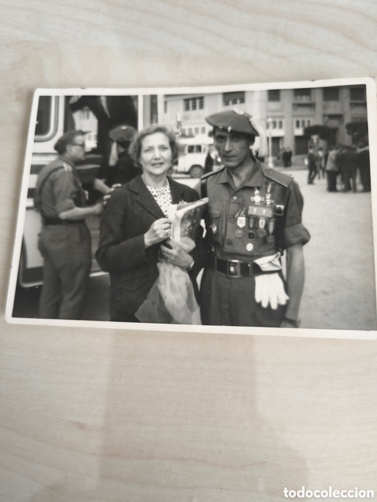 Fotograf&iacute;a antigua: Requet&eacute; condecorado en la Guerra Civil, camino de Montejurra a&ntilde;os 60