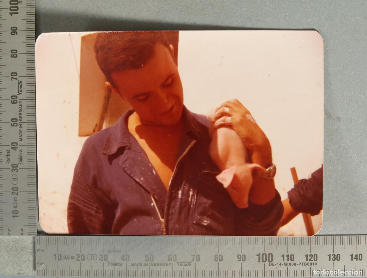 Fotografia antica: FOTOGRAFIA. Hombre con lech&oacute;n en brazos HACIA 1970