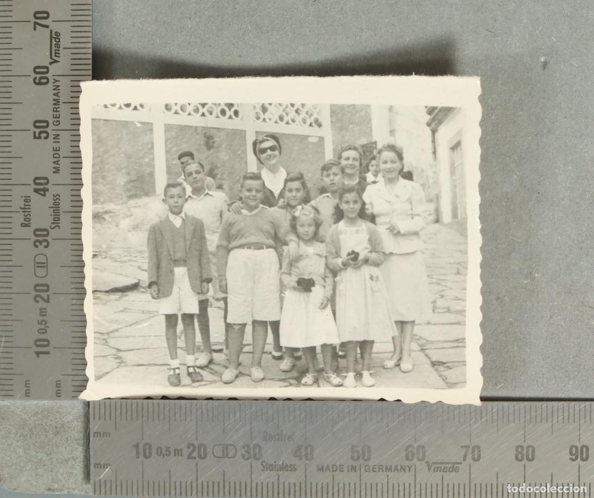Fotograf&iacute;a antigua: FOTOGRAFIA. Familia numerosa con ni&ntilde;os posando en exterior HACIA 1950