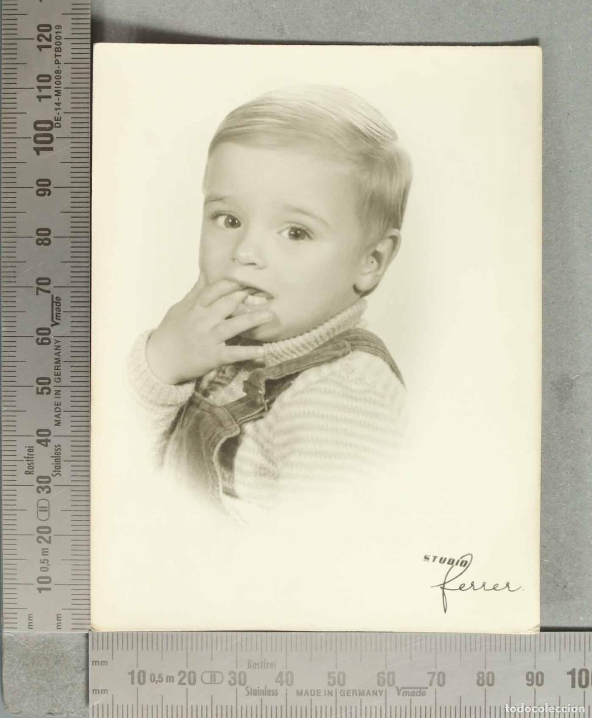 Fotografia antica: Foto de estudio de ni&ntilde;o con jersey - Studio Ferrer HACIA 1950