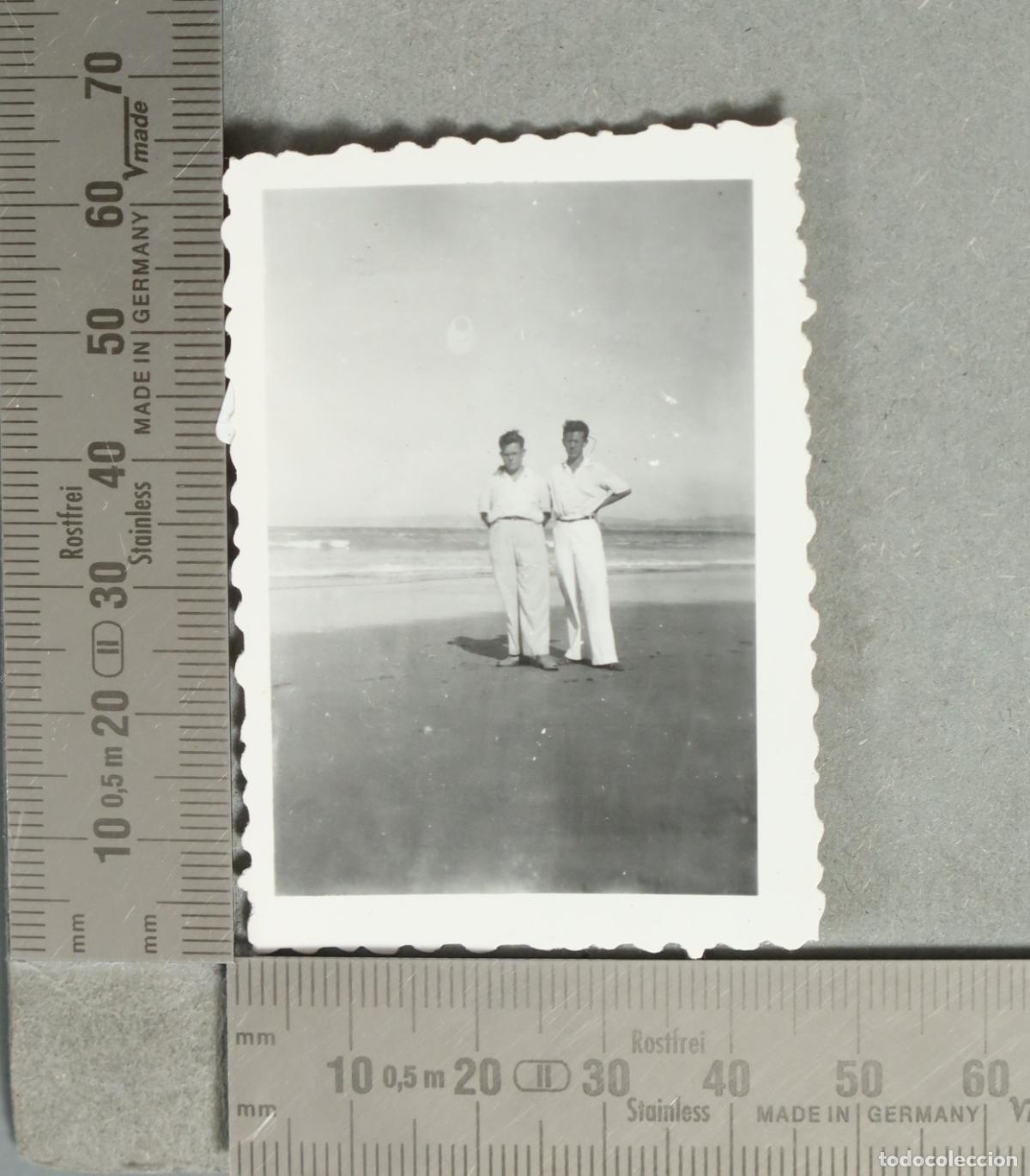 Alte Fotografie: FOTOGRAFIA. Dos hombres jovenes en la playa HACIA 1970