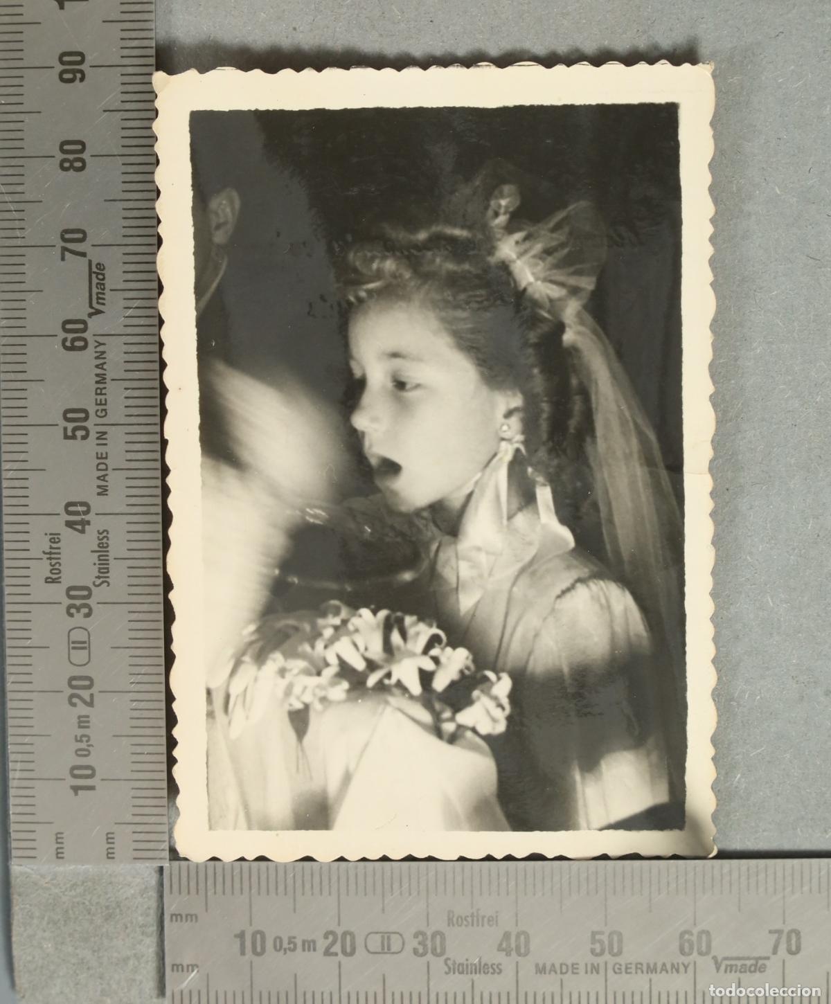Alte Fotografie: FOTOGRAFIA. Primera Comuni&oacute;n de una ni&ntilde;a de perfil con velo y ramo PONTEVEDRA 1949