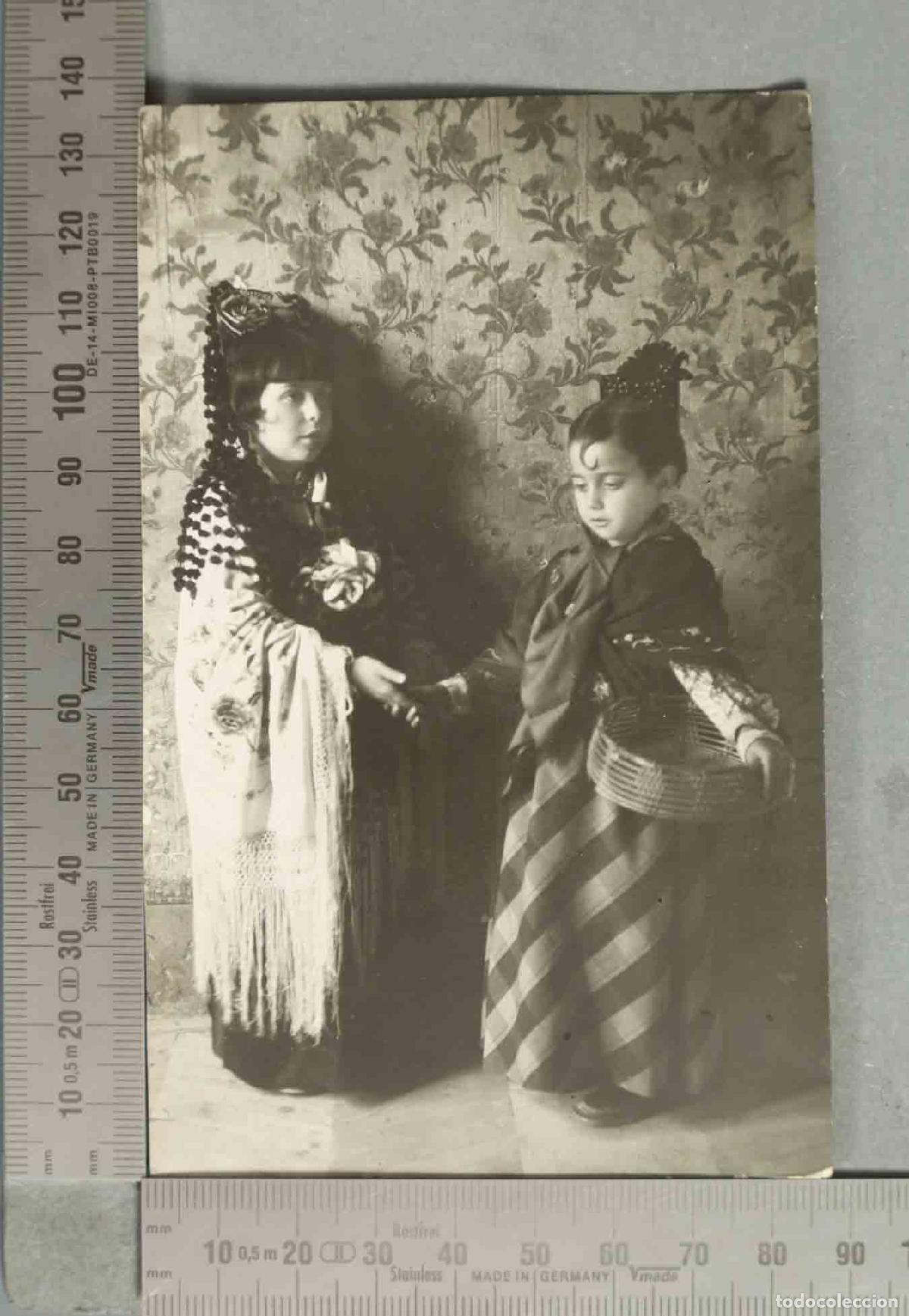 Fotograf&iacute;a antigua: Ni&ntilde;as con indumentaria tradicional HACIA 1930