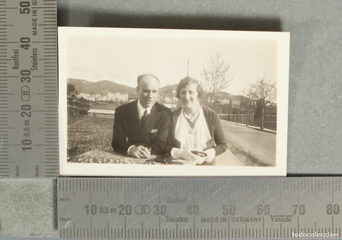 Fotografia antica: FOTOGRAFIA. Fotograf&iacute;a familiar - Pareja - VISTA DE PUEBLO A IDENTIFICAR hacia 1940