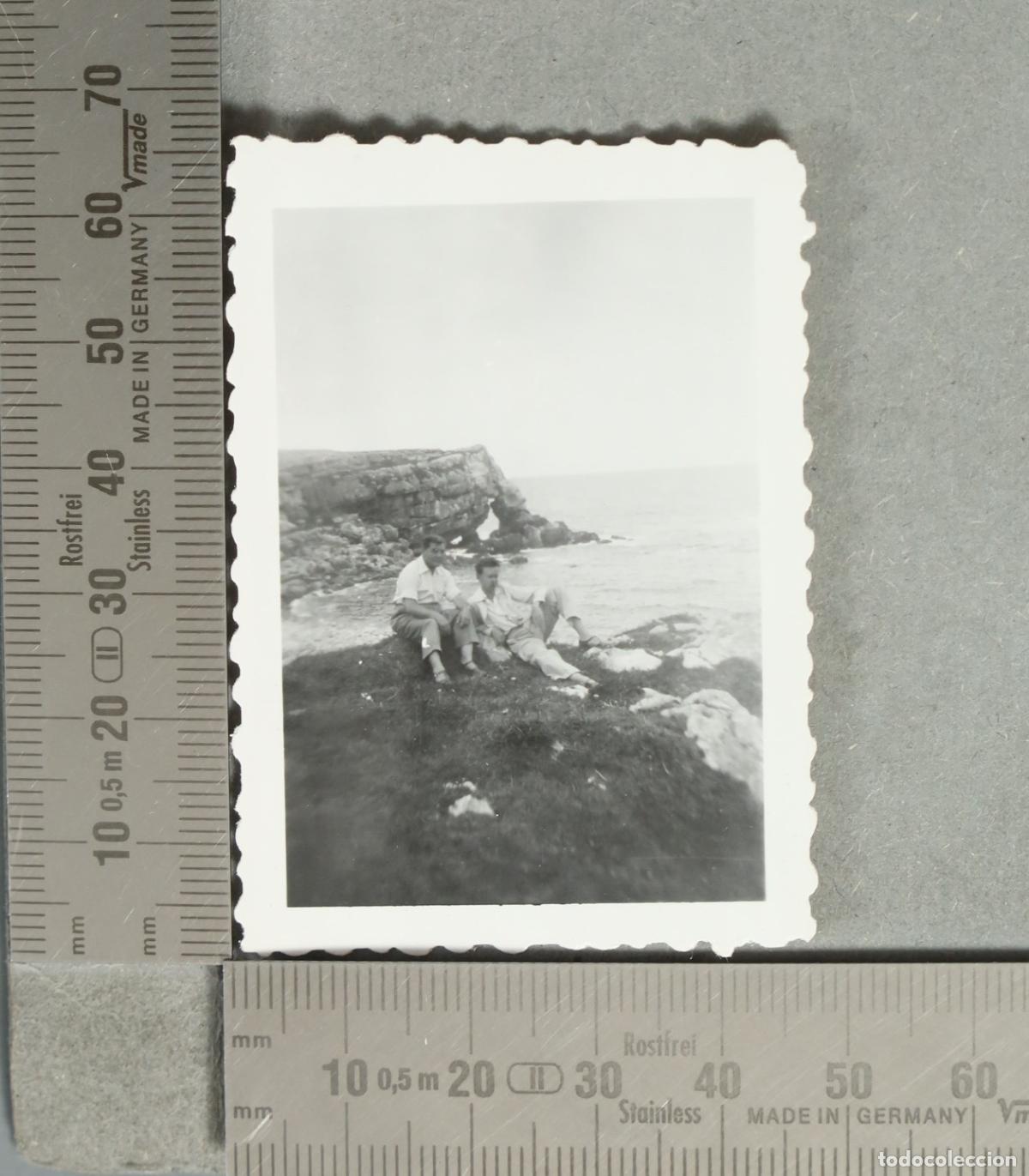 Fotograf&iacute;a antigua: FOTOGRAFIA. Dos hombres en la costa rocosa HACIA 1950