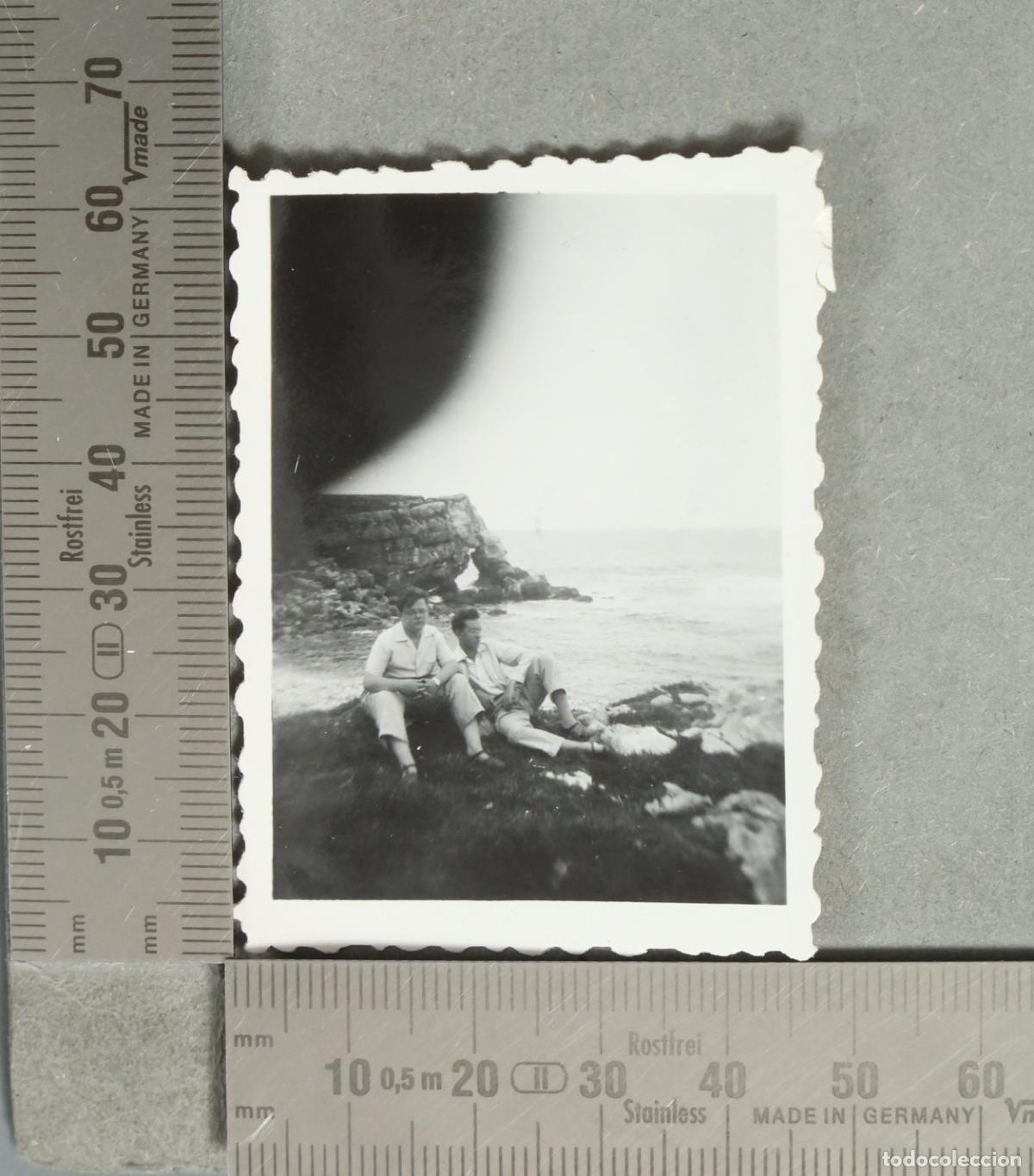 Fotograf&iacute;a antigua: FOTOGRAFIA. Dos hombres en la costa ACANTILADO HACIA 1950