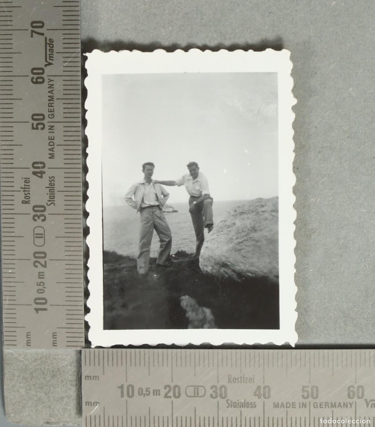 Fotograf&iacute;a antigua: FOTOGRAFIA. Dos hombres en las rocas FRENTE AL MAR HACIA 1950
