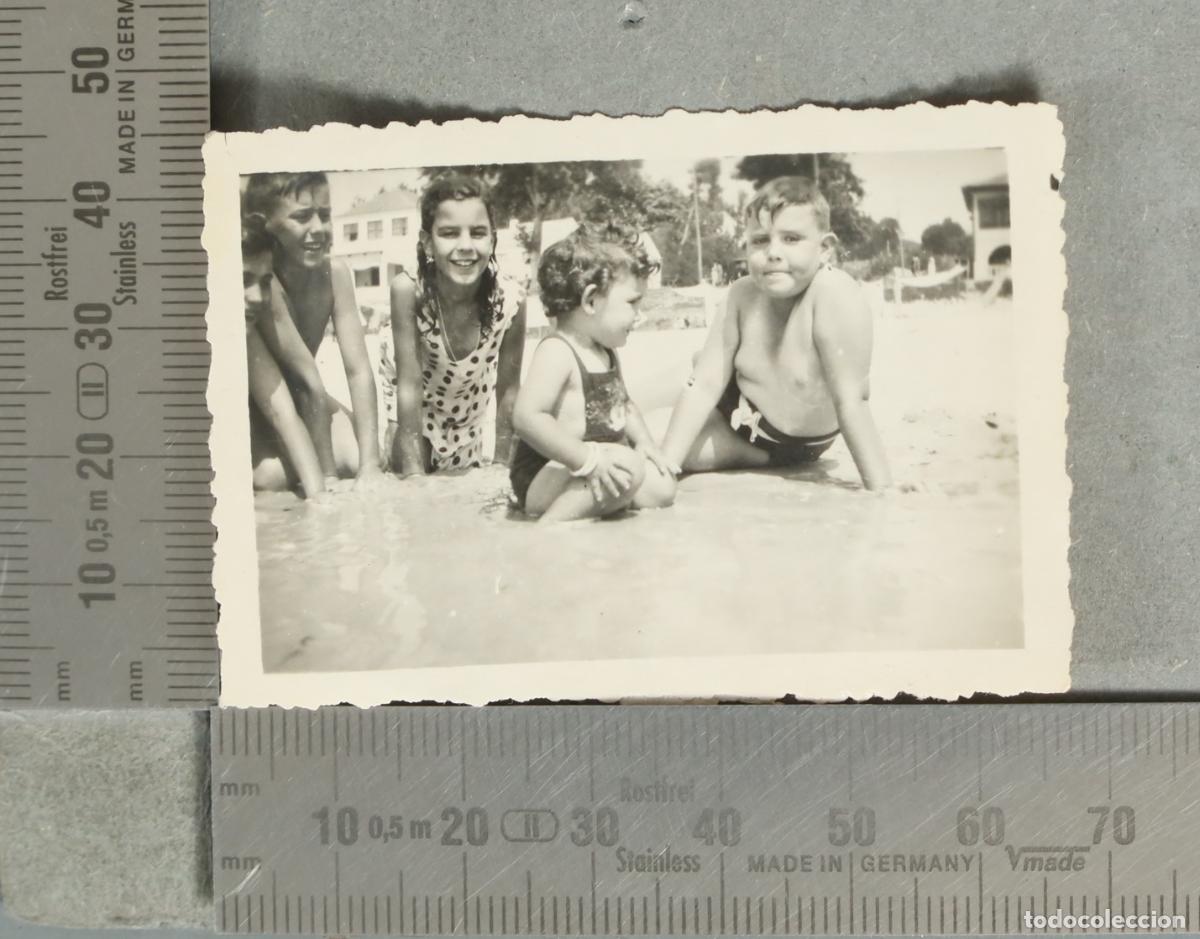 Fotograf&iacute;a antigua: FOTOGRAFIA. NI&Ntilde;OS EN LA PLAYA HACIA 1950