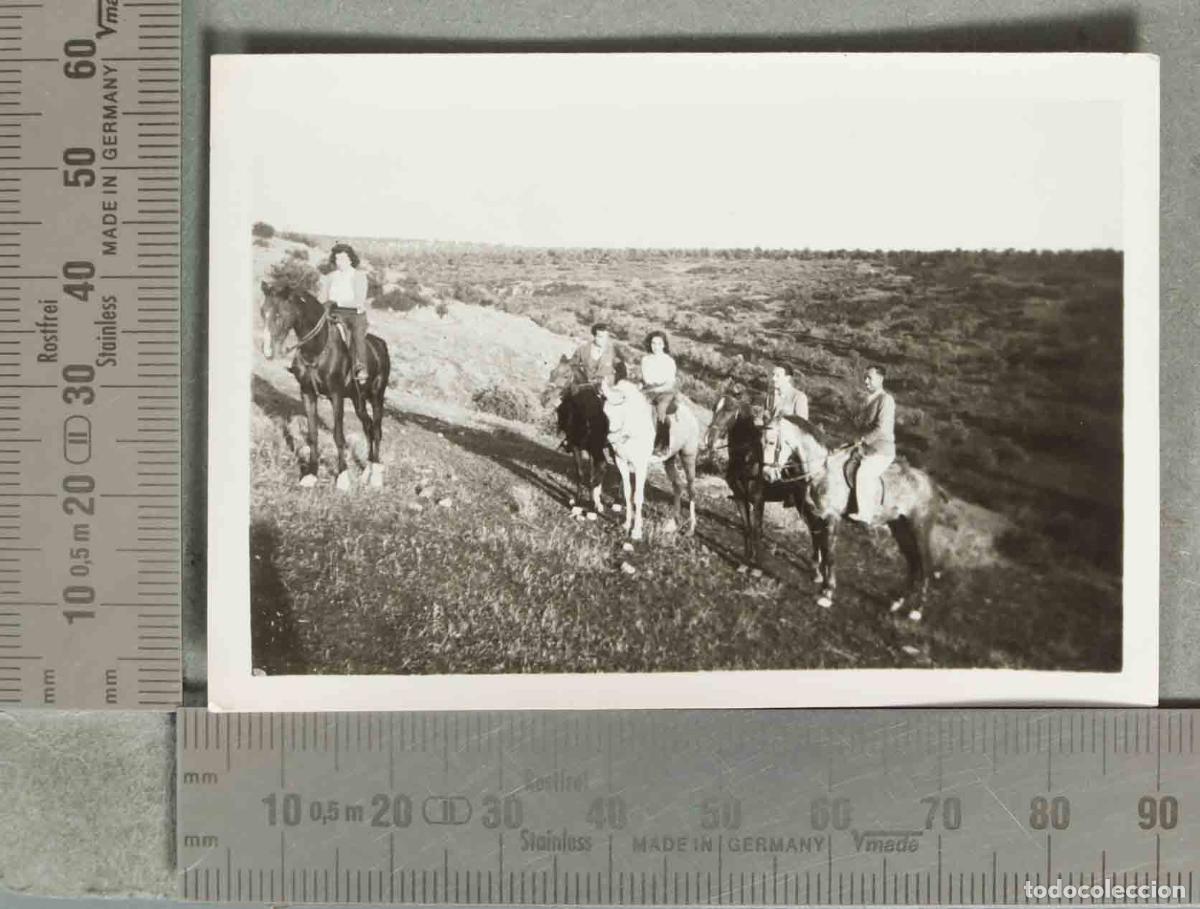 Fotograf&iacute;a antigua: FOTOGRAFIA Personas montando a caballo en paisaje rural hacia 1940