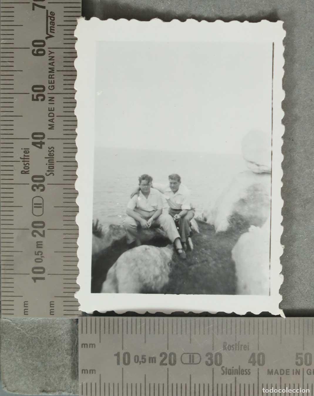 Fotograf&iacute;a antigua: FOTOGRAFIA. FRENTE AL MAR ACANTILADO. HACIA 1950