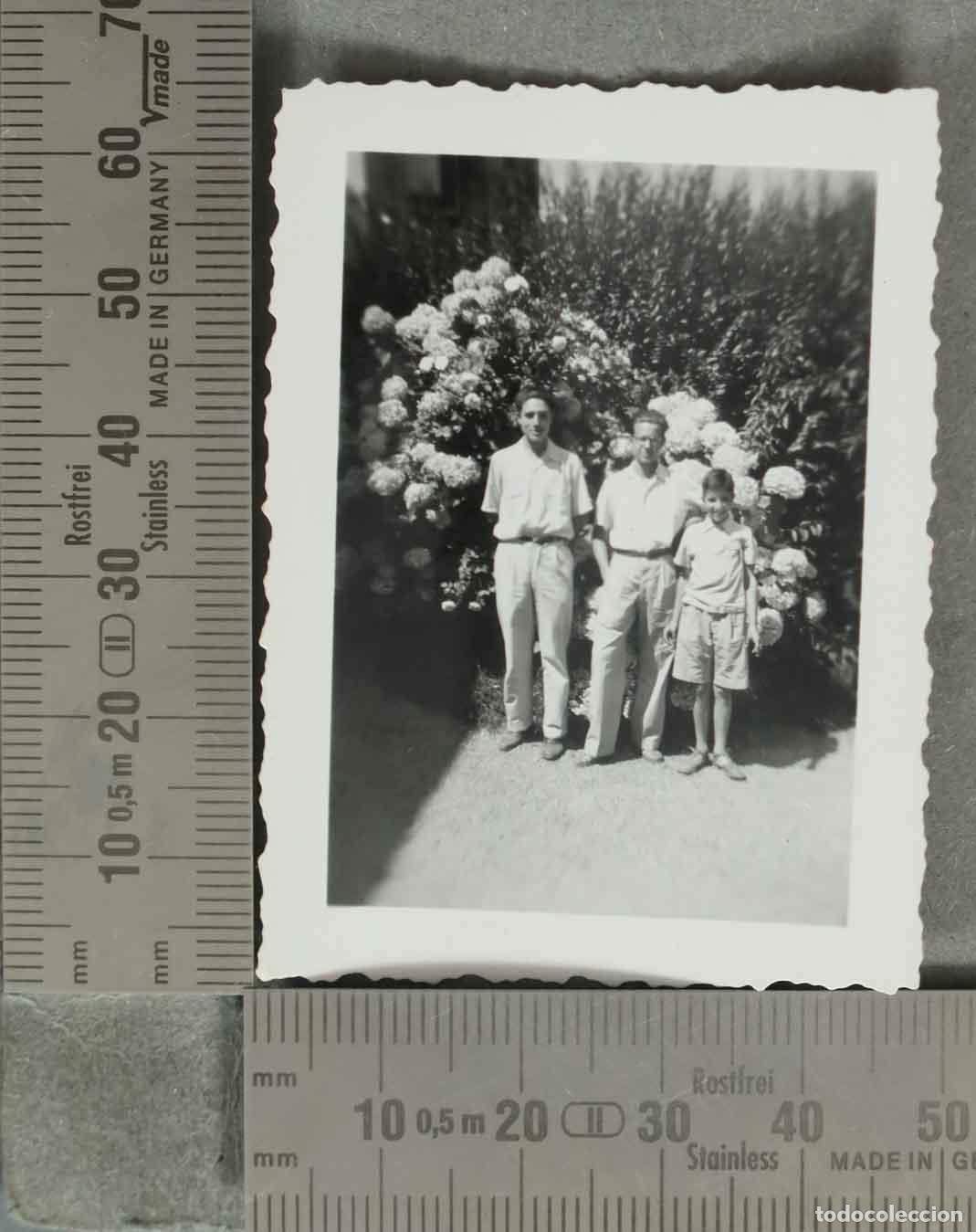 Fotograf&iacute;a antigua: FOTOGRAFIA. JOVENES EN JARDIN HACIA 1950