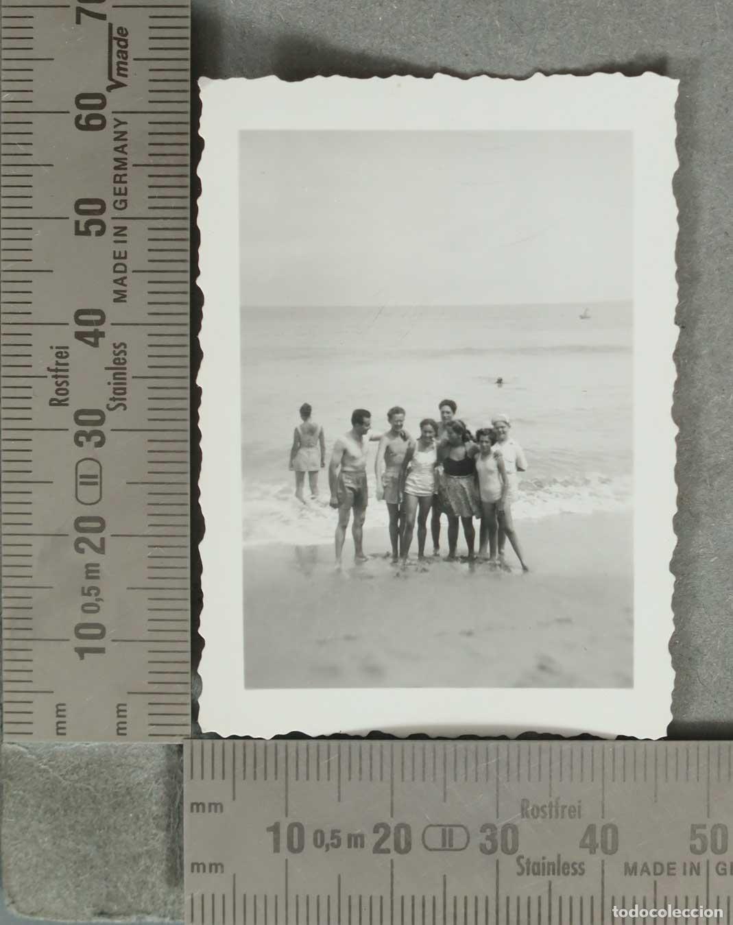 Fotograf&iacute;a antigua: FOTOGRAFIA. AMIGOS EN LA PLAYA HACIA 1960