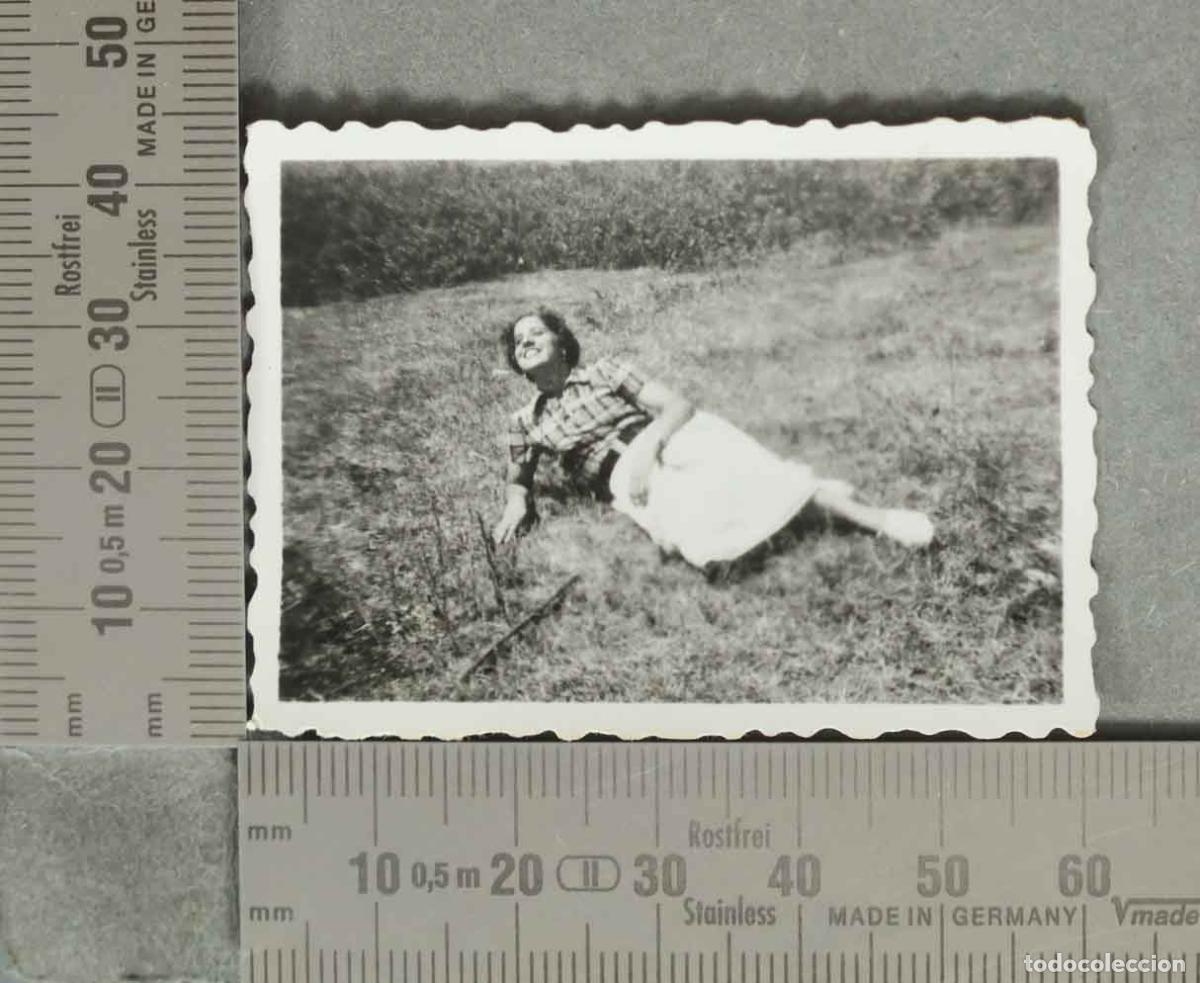 Fotograf&iacute;a antigua: FOTOGRAFIA. MUJER EN EL CAMPO hacia 1940