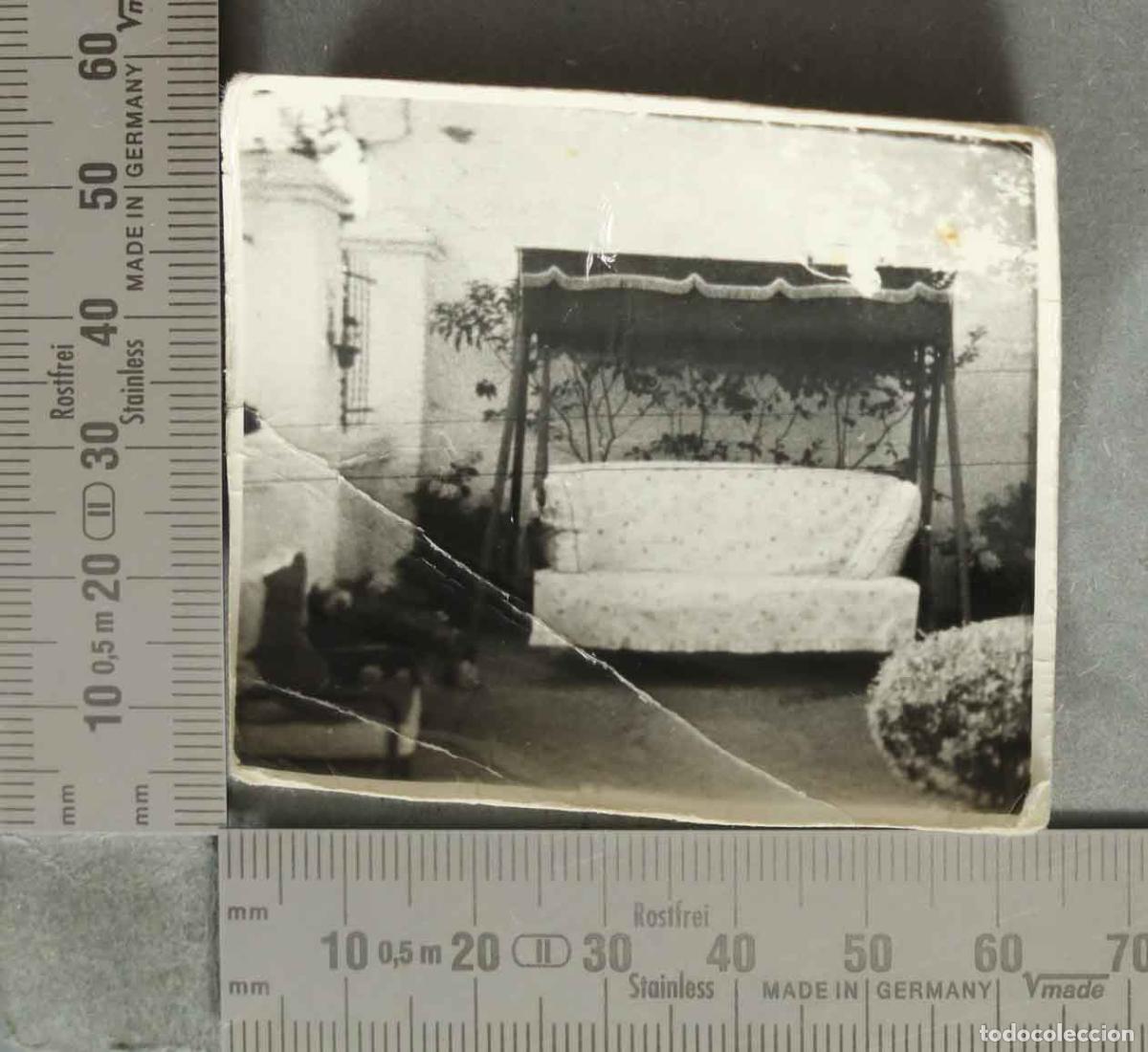 Fotograf&iacute;a antigua: FOTOGRAFIA PATIO CON BALANCIN HACIA 1950