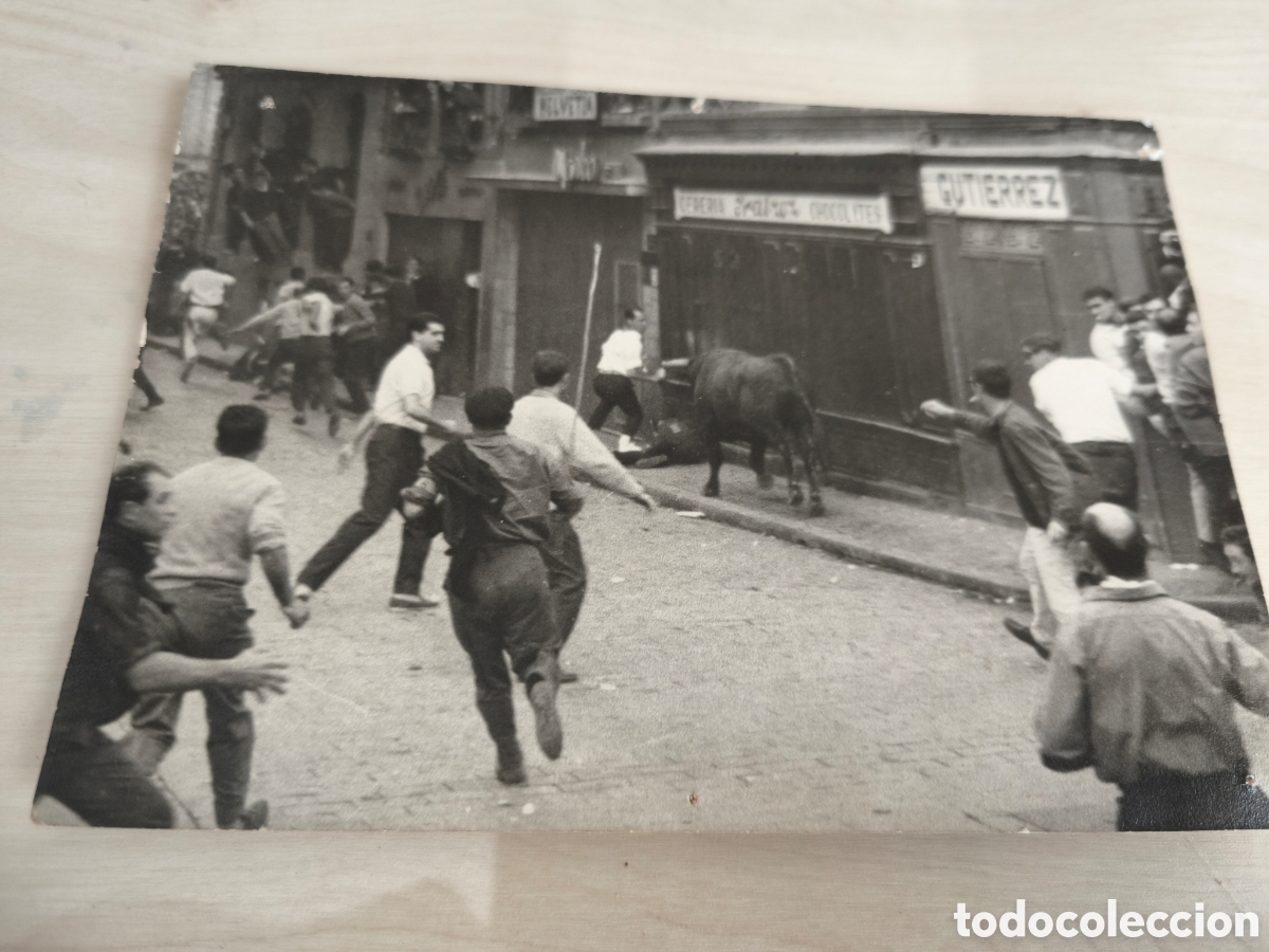 Fotograf&iacute;a antigua: Foto tama&ntilde;o postal encierros Pamplona a&ntilde;os 60. Cerer&iacute;a y Chocolates Iraizoz. De HB