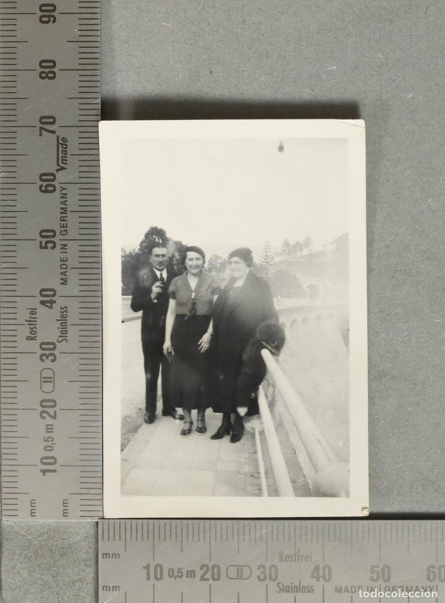 Fotograf&iacute;a antigua: FOTOGRAFIA. Tres personas junto a presa hacia 1930