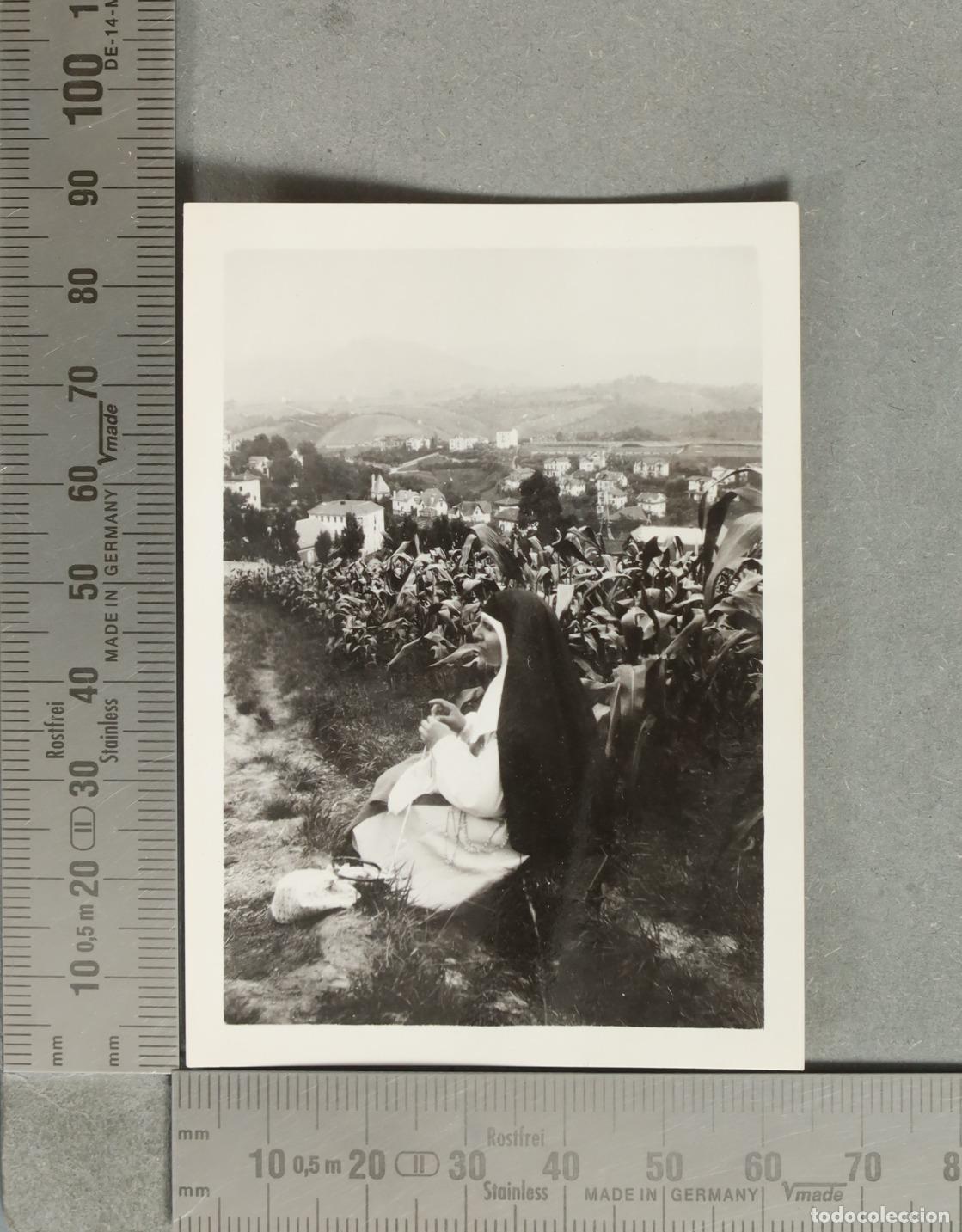 Fotograf&iacute;a antigua: FOTOGRAFIA. Monja en un campo