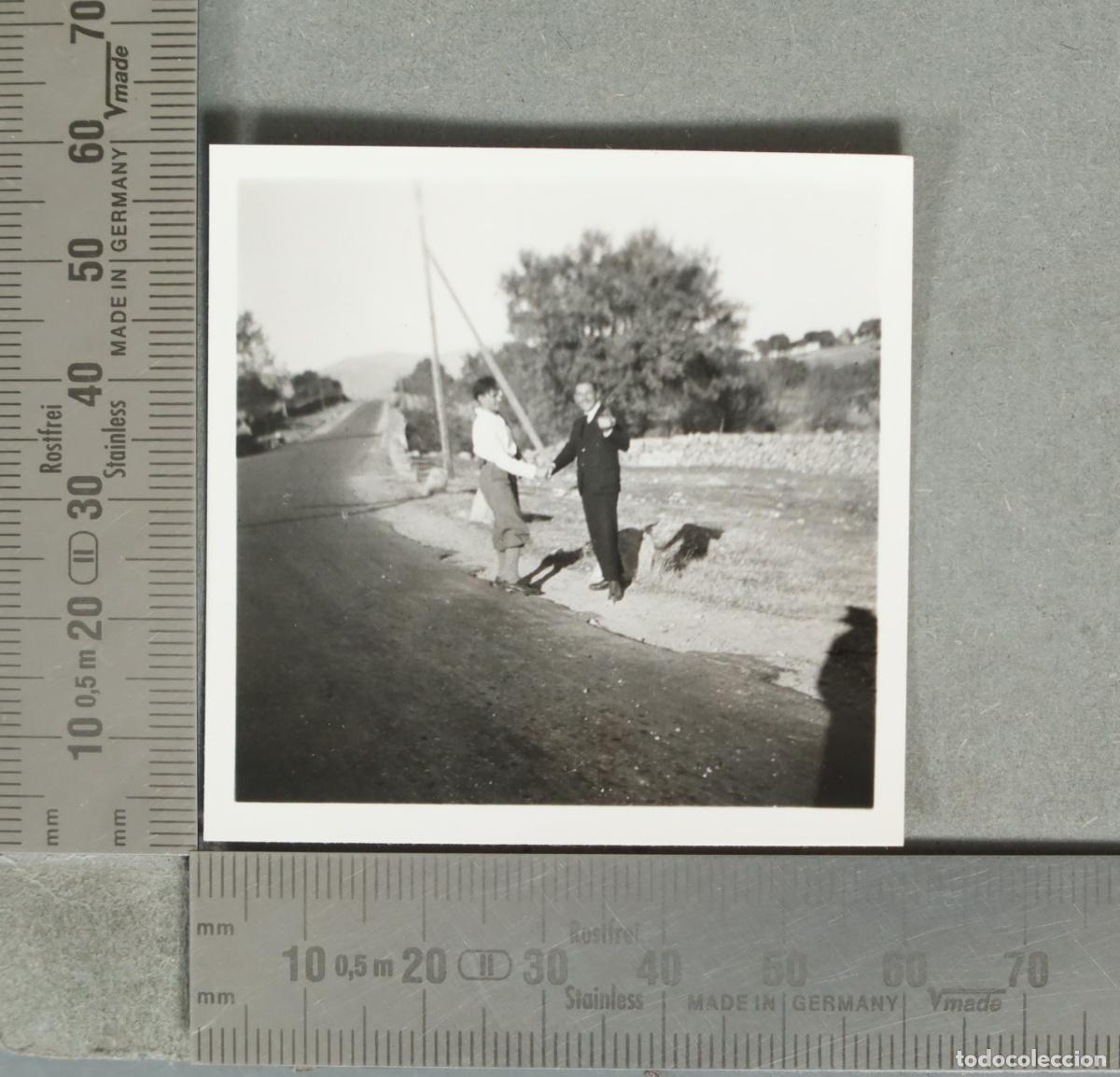 Fotograf&iacute;a antigua: FOTOGRAFIA Dos hombres estrech&aacute;ndose la mano al borde de un camino - hacia 1920