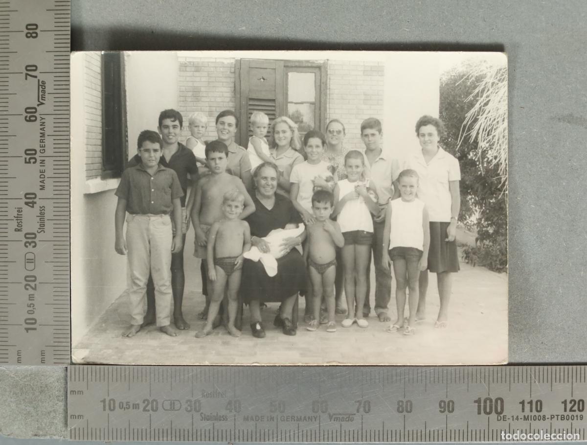 Fotograf&iacute;a antigua: Fotograf&iacute;a familia numerosa frente a casa rural hacia 1940