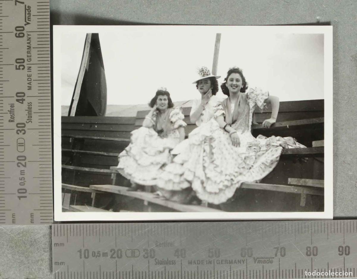 Fotograf&iacute;a antigua: FOTOGRAFIA. MUJERES VESTIDAS DE SEVILLANA. PLAZA DE TOROS hacia 1930