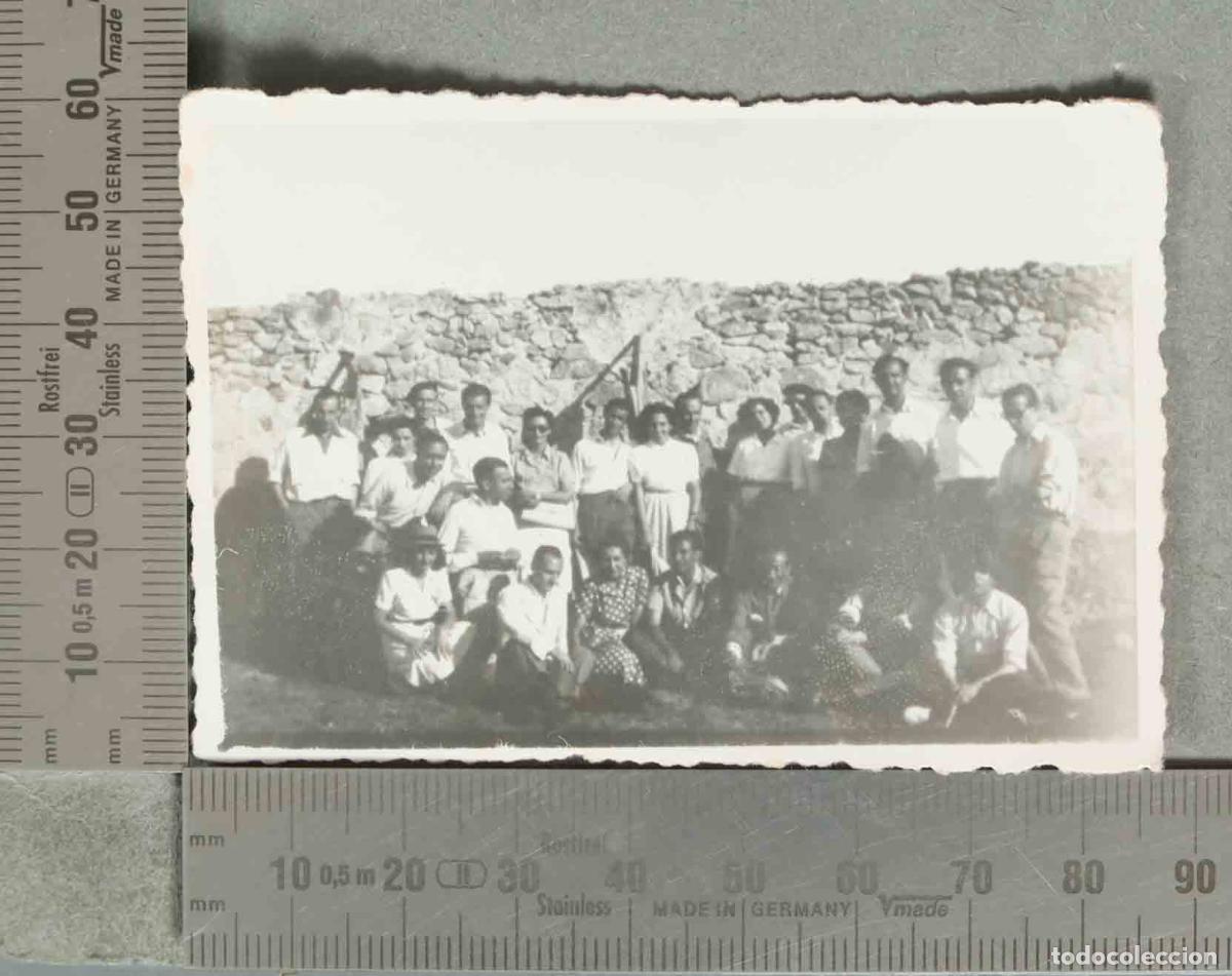 Fotograf&iacute;a antigua: FOTOGRAFIA. Grupo de personas ante muro de piedra hacia 1940