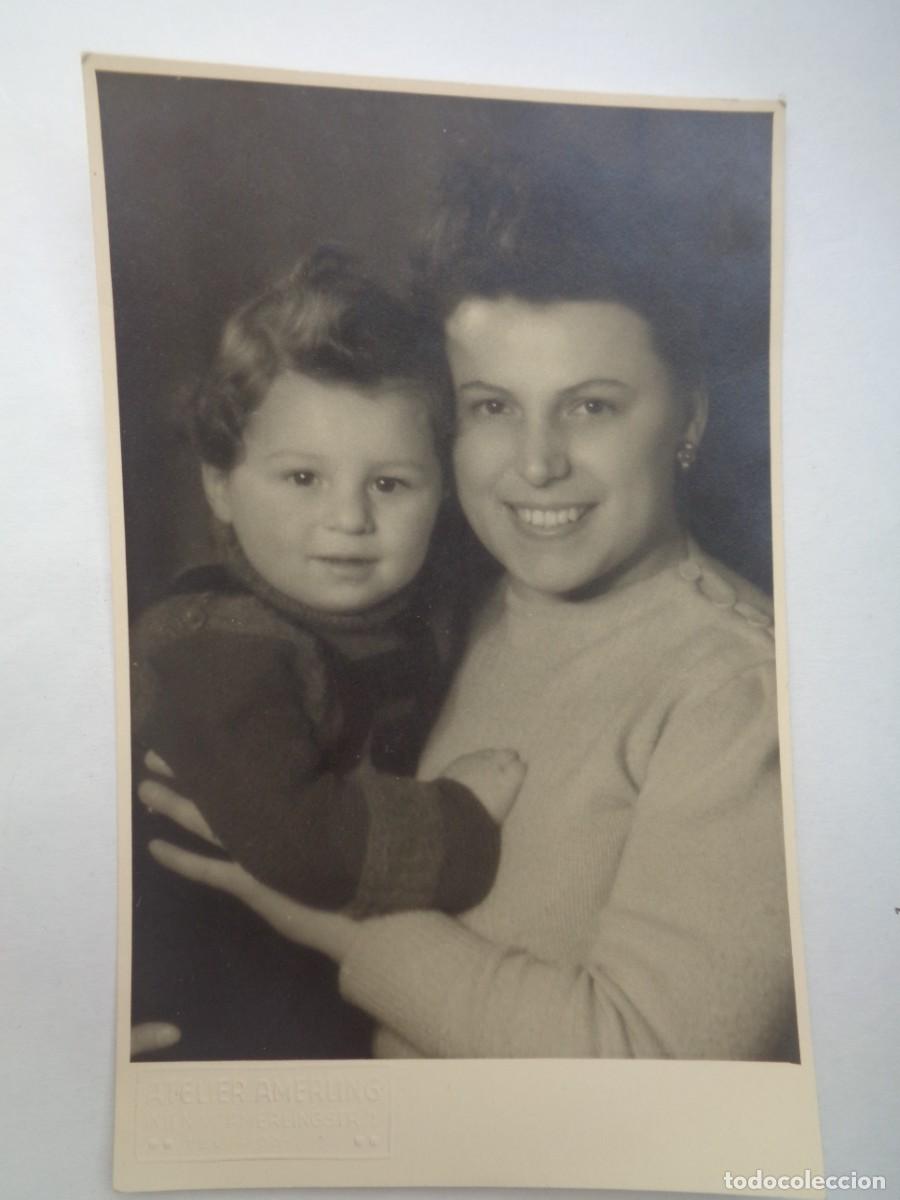 Fotografia antica: PRECIOSA FOTO DE ESTUDIO DE JOVEN MADRE CON NI&Ntilde;O PEQUE&Ntilde;O, A&Ntilde;OS 40. DE ATELIER AMERLING, VIENA