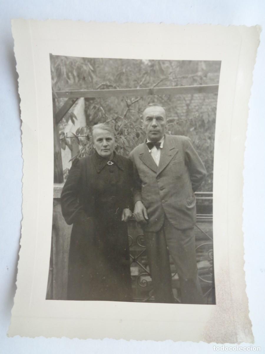 Fotografia antica: FOTO DE PAREJA , EL SE&Ntilde;OR CON PAJARITA , A&Ntilde;OS 30