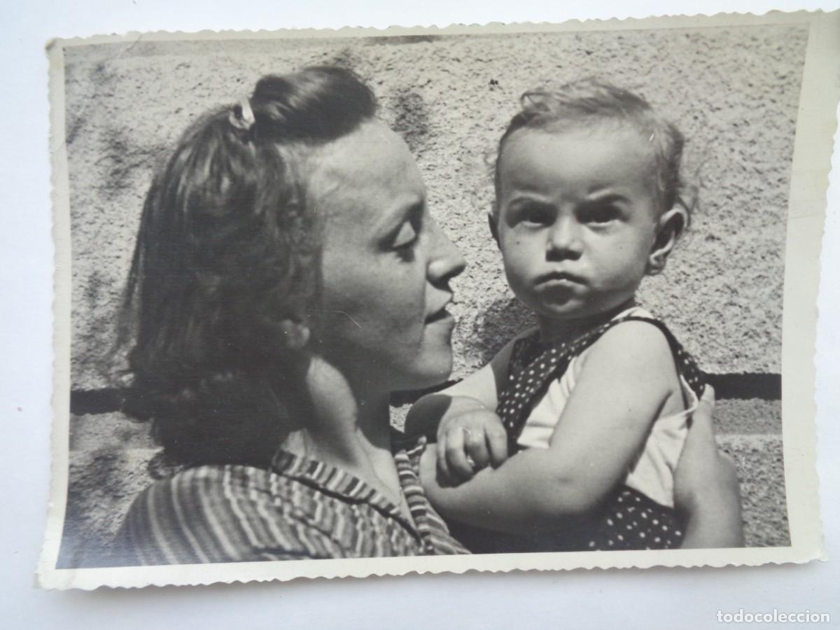 Fotografia antica: BONITA FOTO DE JOVEN MADRE CON NI&Ntilde;O PEQUE&Ntilde;O ENFADADO , 1952
