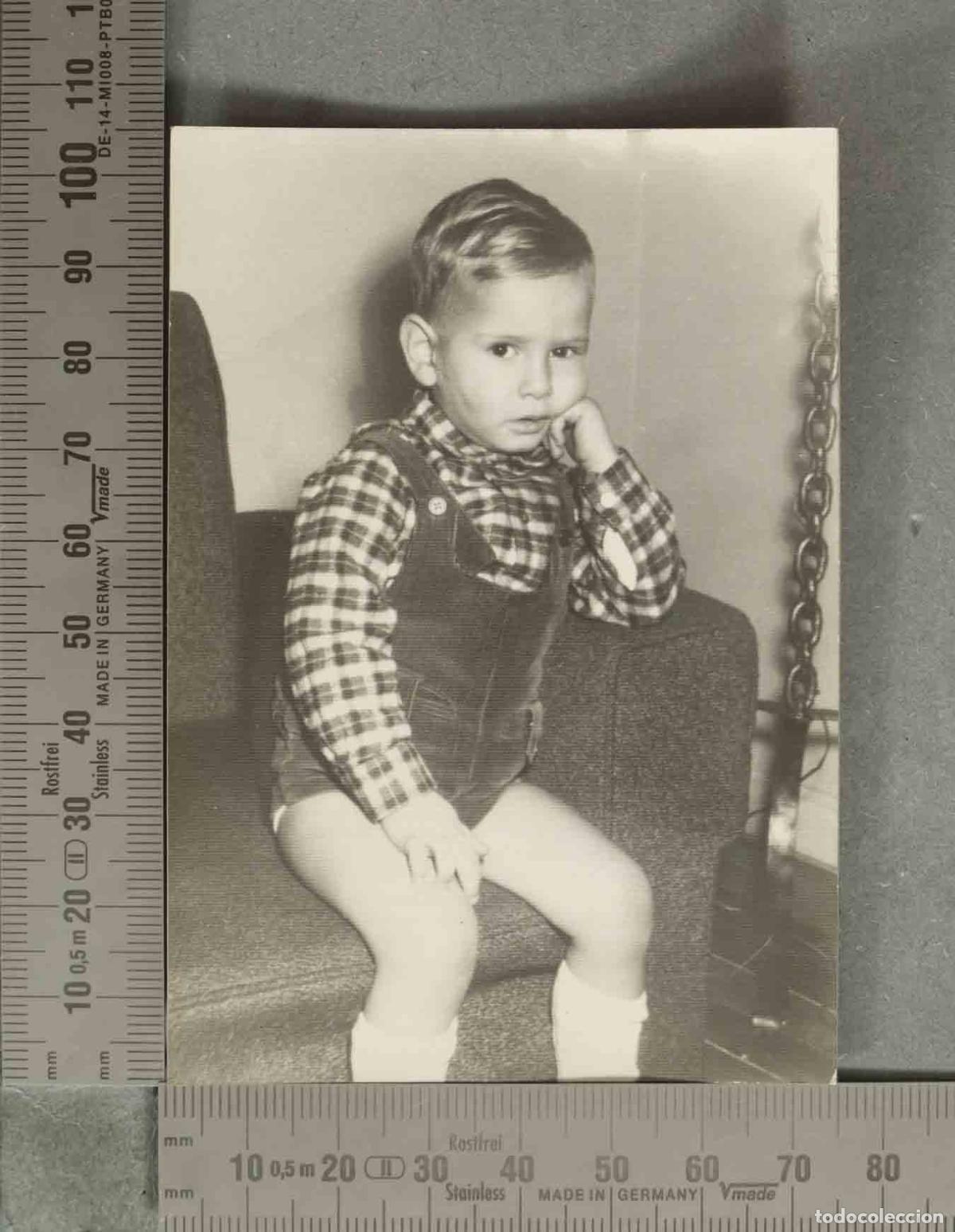 Fotografia antica: FOTOGRAFIA. NI&Ntilde;O EN SOFA HACIA 1950