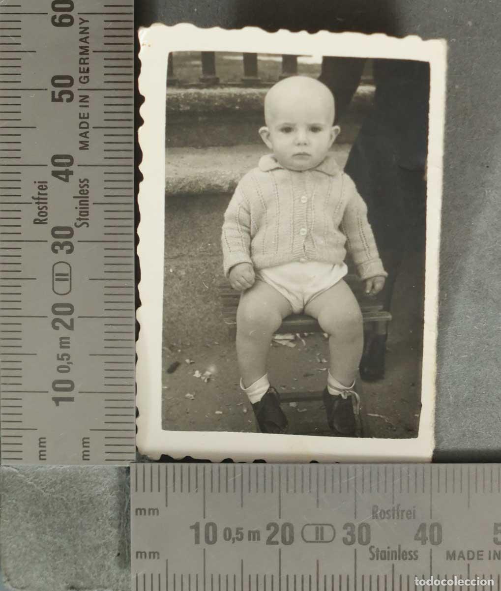 Fotograf&iacute;a antigua: FOTOGRAFIA. NI&Ntilde;O EN BANQUITO HACIA 1950