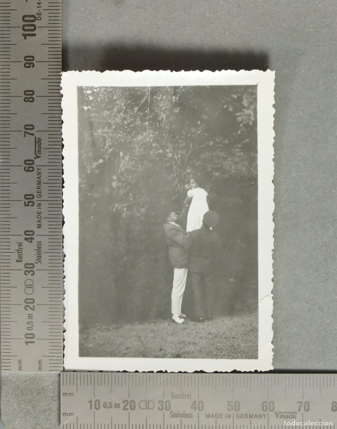 Antique Photography: FOTOGRAFIA. NI&Ntilde;A AUPADA ARBOL hacia 1930