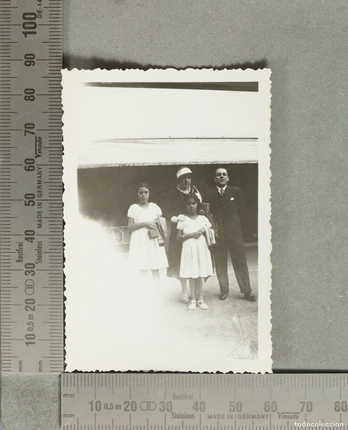 Fotograf&iacute;a antigua: FOTOGRAFIA. FAMILIA EN LA CALLE. hacia 1930