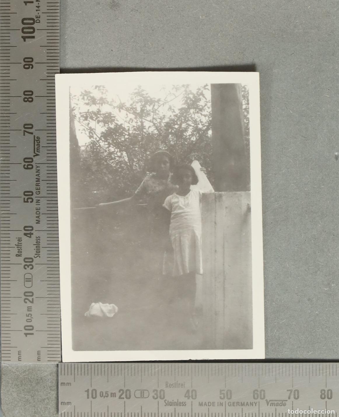 Fotograf&iacute;a antigua: FOTOGRAFIA. Ni&ntilde;as posando junto a un muro en el jard&iacute;n hacia 1940