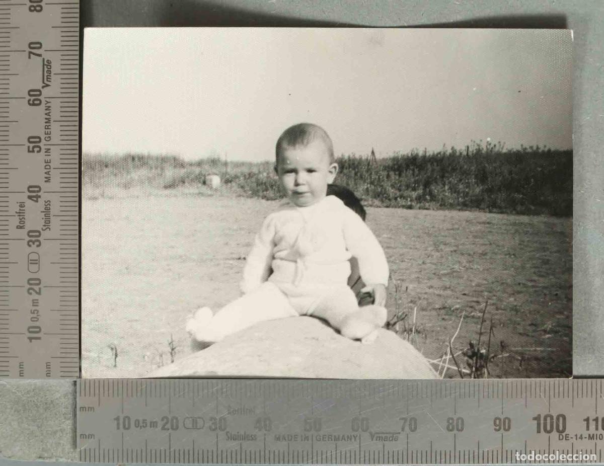 Fotograf&iacute;a antigua: FOTOGRAFIA. beb&eacute; sentado en el campo hacia 1940
