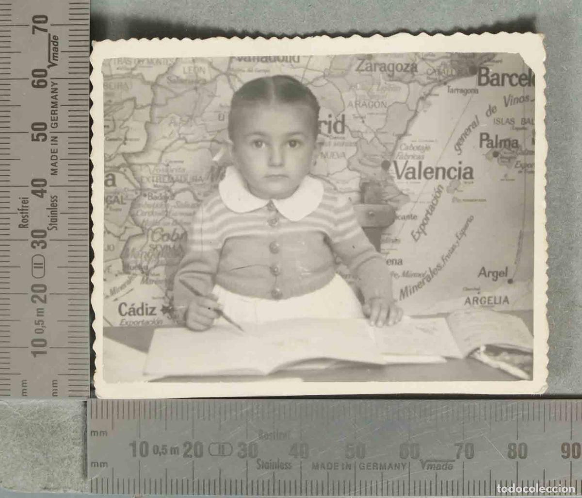 Fotograf&iacute;a antigua: FOTOGRAFIA. Ni&ntilde;a en pupitre escolar con mapa de Espa&ntilde;a hacia 1940