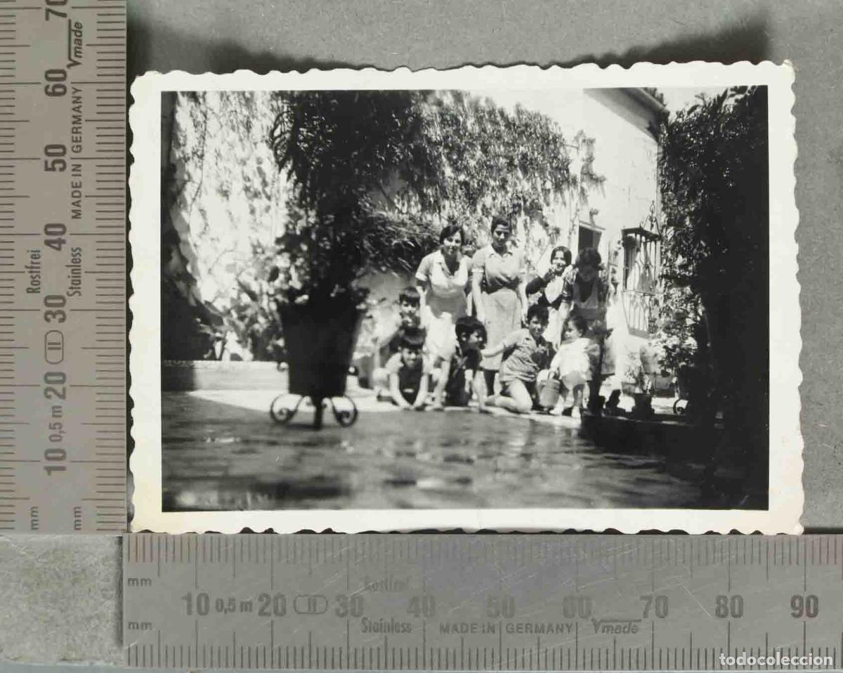 Fotograf&iacute;a antigua: FOTOGRAFIA. Patio andaluz - Grupo familiar hacia 1940