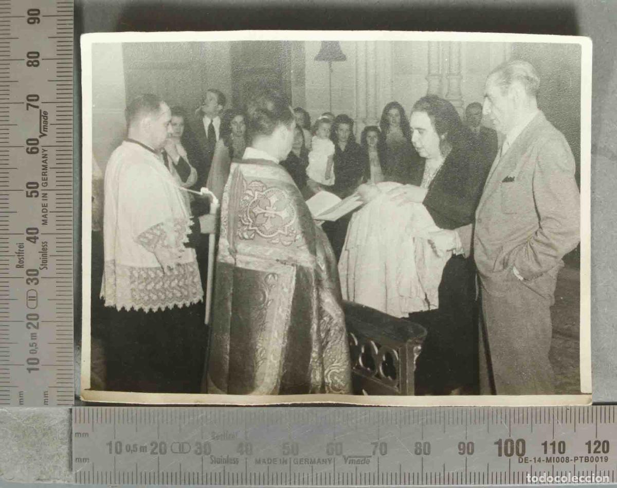 Fotograf&iacute;a antigua: FOTOGRAFIA. Bautizo de un beb&eacute; en una iglesia hacia 1940