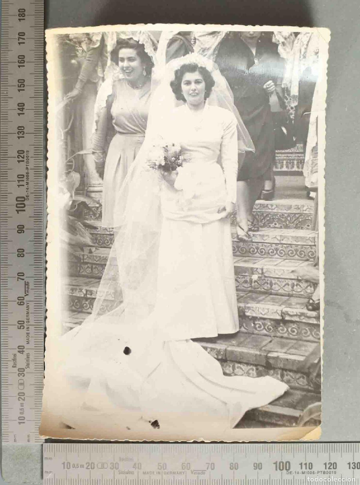 Fotograf&iacute;a antigua: FOTOGRAFIA. Novia bajando escaleras con damas de honor hacia 1940
