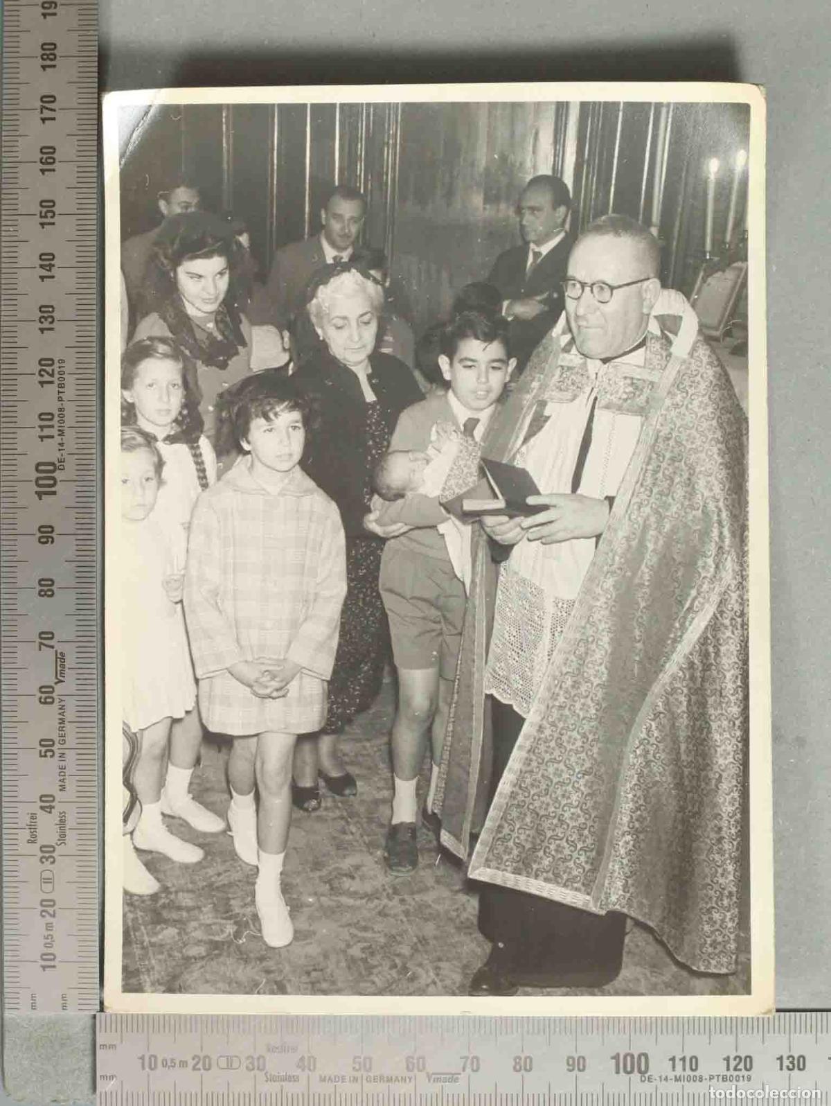 Fotograf&iacute;a antigua: FOTOGRAFIA. Bautizo de un reci&eacute;n nacido oficiado por sacerdote hacia 1940
