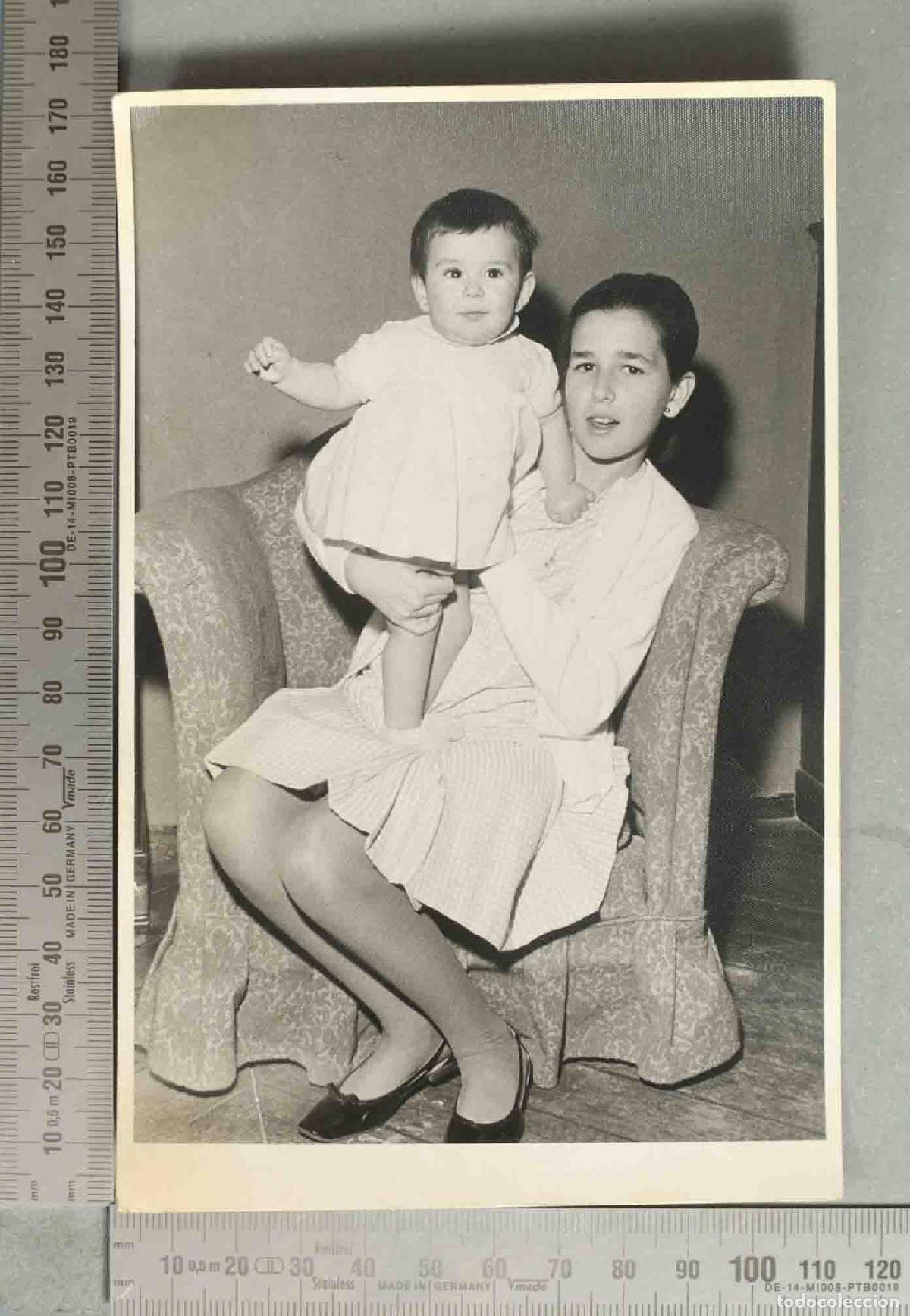 Fotograf&iacute;a antigua: FOTOGRAFIA. HERMANOS EN SOFA HACIA 1950