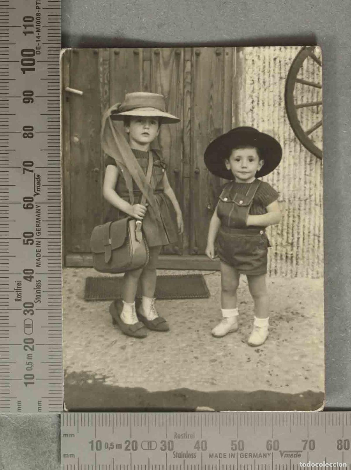 Fotograf&iacute;a antigua: FOTOGRAFIA. NI&Ntilde;OS VESTIDOS DE ADULTOS. HACIA 1950