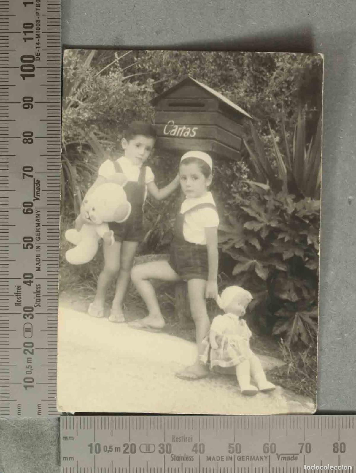 Fotograf&iacute;a antigua: FOTOGRAFIA. NI&Ntilde;OS CON JUGUETES BUZON CARTAS HACIA 1950