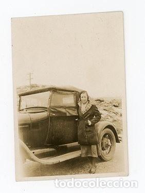 Fotografia antiga: MUJER POSANDO DELANTE DE UN COCHE.