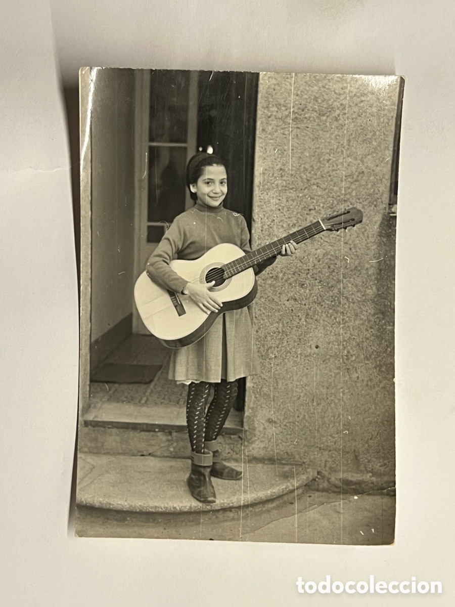 Fotografia antiga: GUITARRA.. Fotograf&iacute;a La Joven Ni&ntilde;a que disfrutaba de su Guitarra (h.1960?) Med&iacute;das: 8 x 11,5 cm