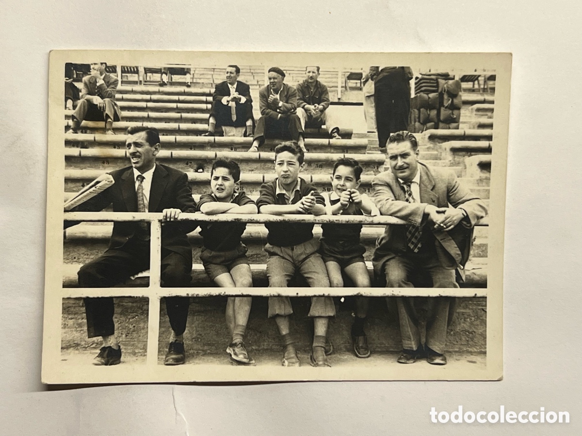 Fotografia antiga: VALENCIA. Fotograf&iacute;a familiar. Tarde en el f&uacute;tbol&hellip; (h.1960?)