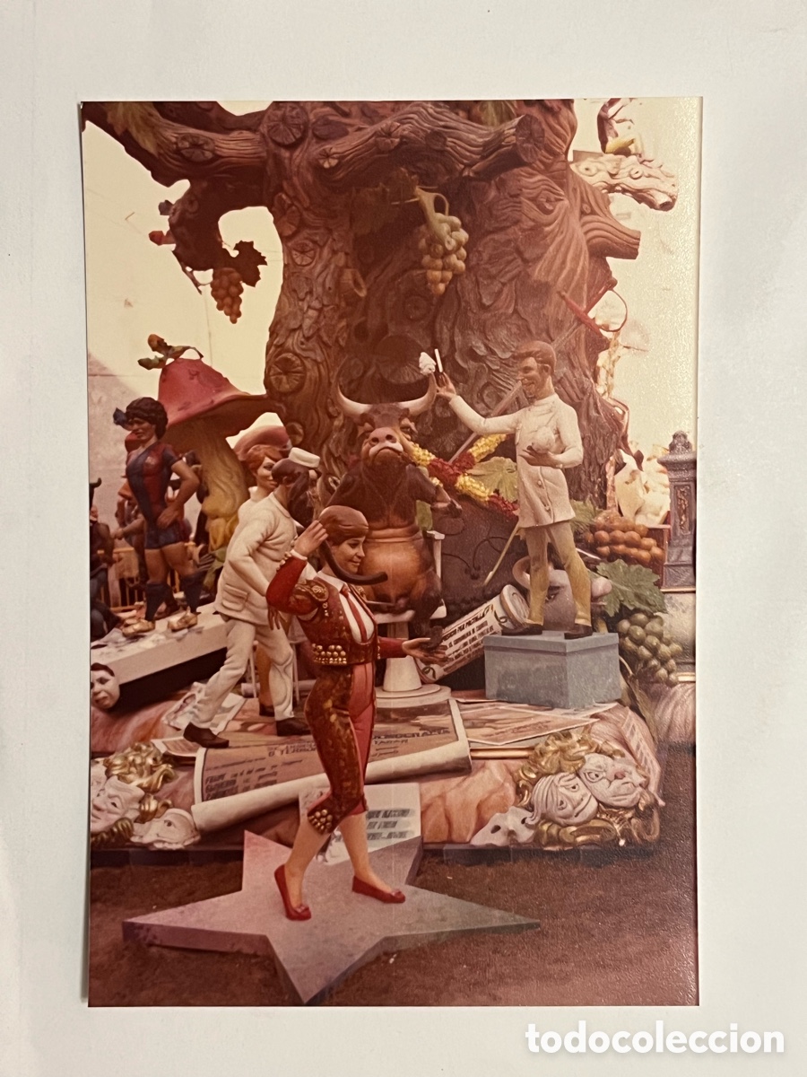 Photographie ancienne: FALLAS VALENCIA. Fotograf&iacute;a Detalle de una falla.. callejeando la ciudad C&aacute;mara en mano (h.1980?)