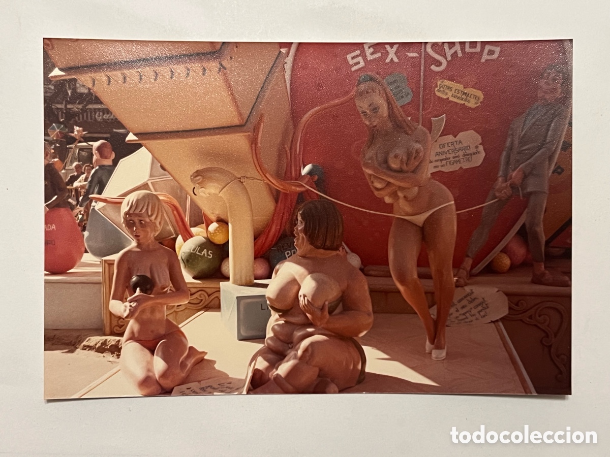 Fotograf&iacute;a antigua: FALLAS VALENCIA. Fotograf&iacute;a Detalle de una falla.. callejeando la ciudad C&aacute;mara en mano (h.1980?)