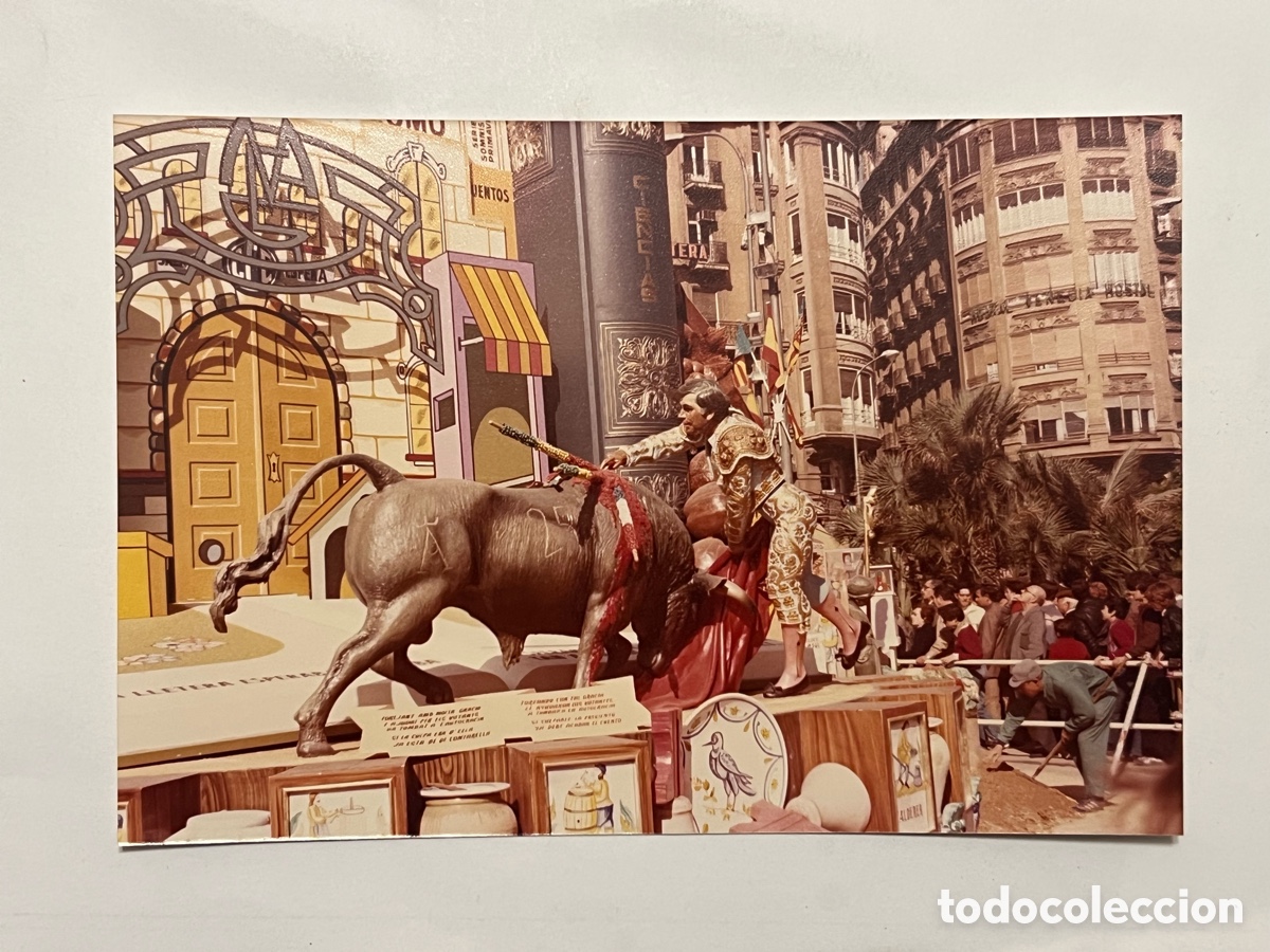 Fotografia antica: FALLAS VALENCIA. Fotograf&iacute;a Detalle de una falla.. callejeando la ciudad C&aacute;mara en mano (h.1980?)