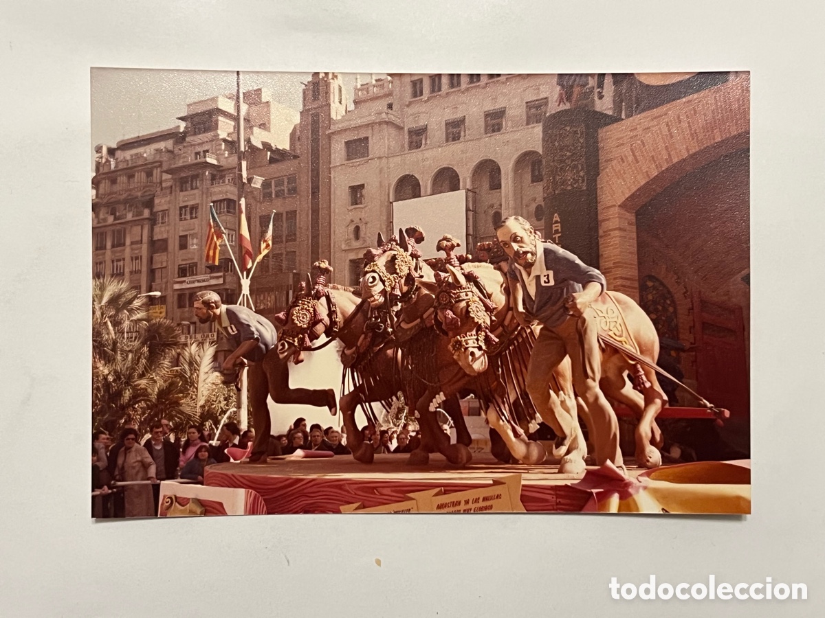 Alte Fotografie: FALLAS VALENCIA. Fotograf&iacute;a Detalle de una falla.. callejeando la ciudad C&aacute;mara en mano (h.1980?)